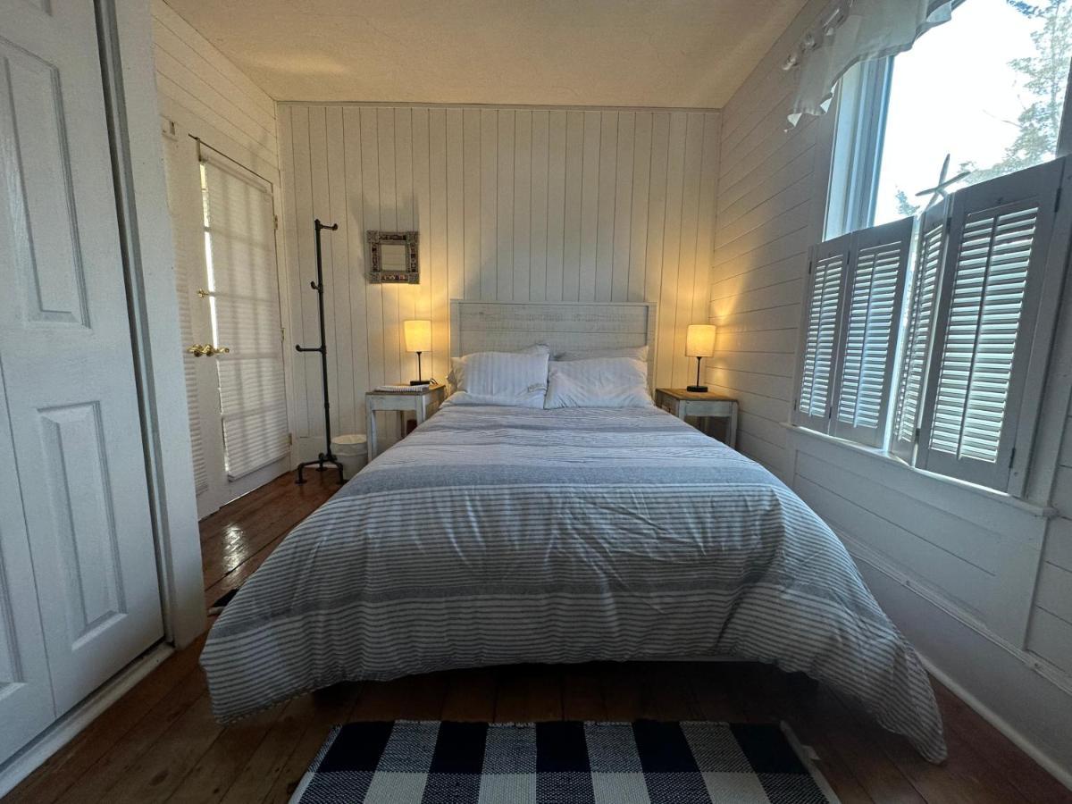 Retreat Near Beaches Глостър Екстериор снимка