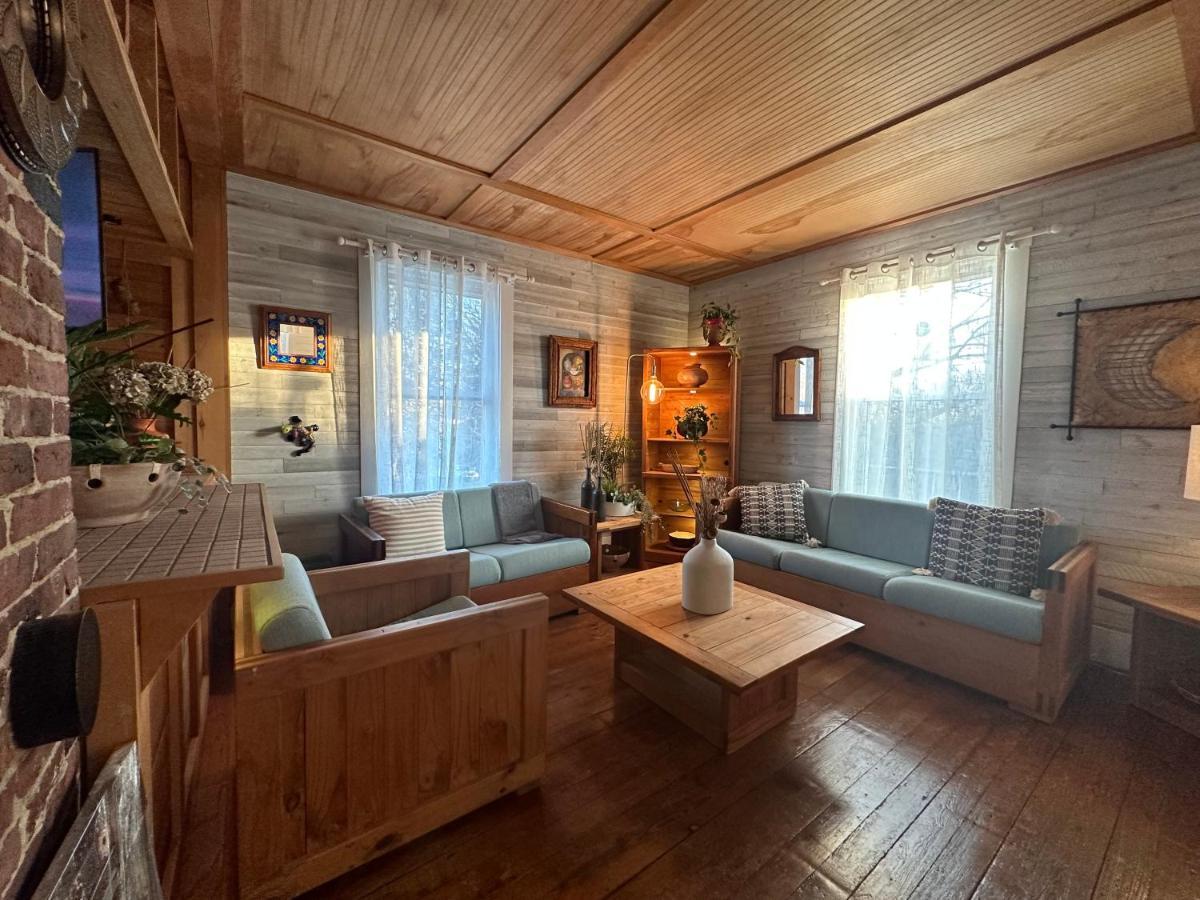 Retreat Near Beaches Глостър Екстериор снимка
